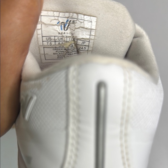 Varsity White Athletic Shoes with Minimalist Design - Picture 8 of 8